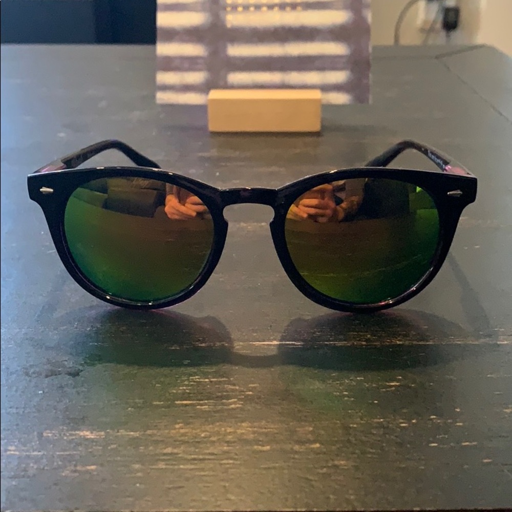 Plastic framed sunglasses